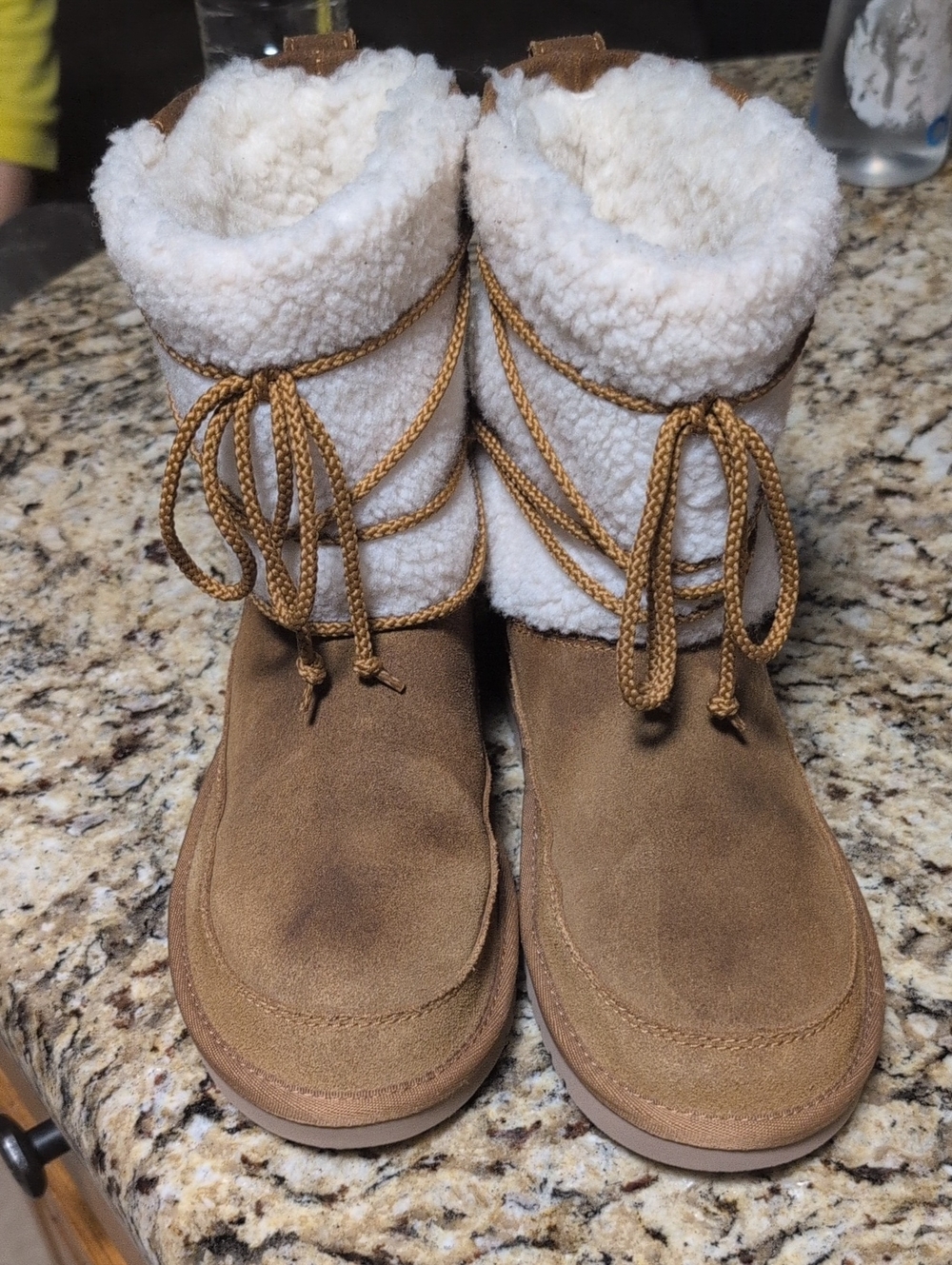 Koolaburra By Uggs Size 6 Shearling.